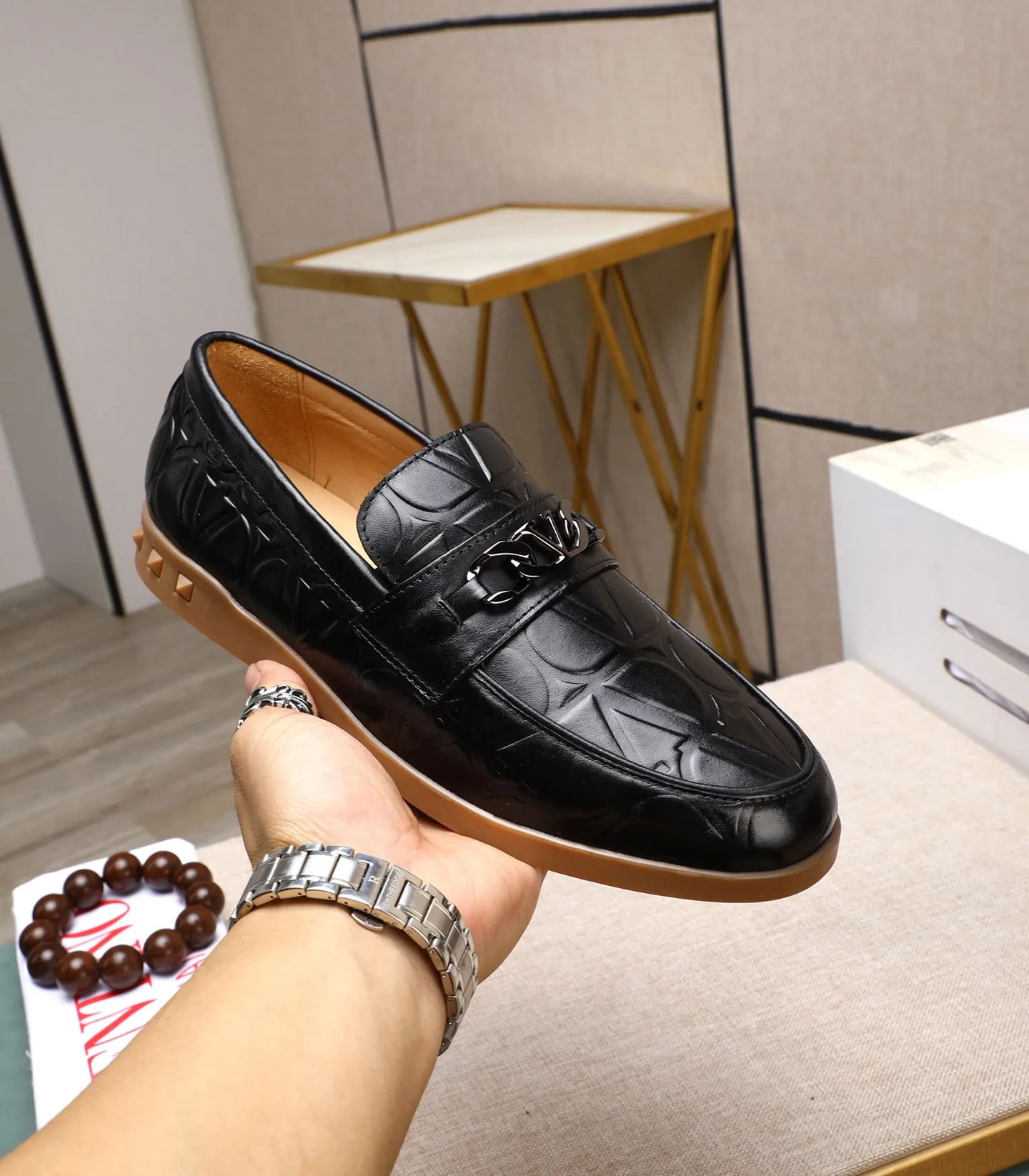 Men's shoes 💰520 [Valentino-Valentino] High-quality boutique men's shoes. The same style as the celebrities, original and authentic.✅ Made of imported cowhide + original apricot cowhide lining. The French luxury model is priced at 14,080 Swiss francs. It is also a Paris Fashion Week catwalk model. A brand can be deeply rooted in your heart, and a pair of shoes can make you linger. What you wear is not only noble, but also an aura. 👻Standard 38-45
